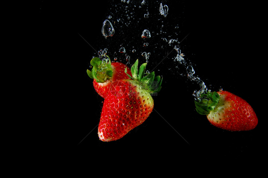 水中的草莓空气水果果汁活力红色宏观气泡饮食运动飞溅图片