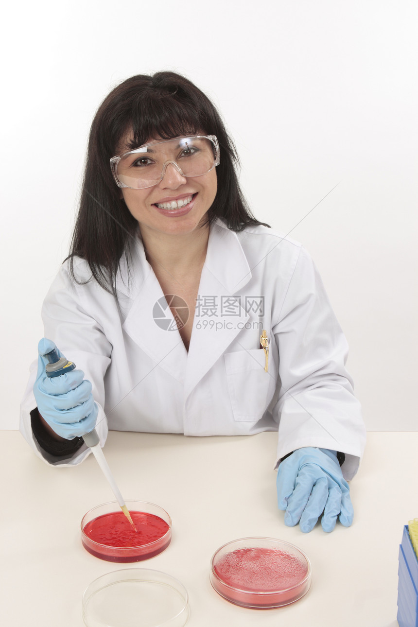 工作时微笑的科学家图片