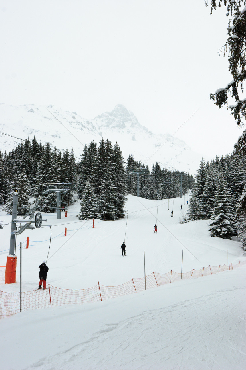 滑雪车电缆活动滑雪者缆车单板高山闲暇森林椅子上坡图片