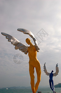 海上天使黄色海滩天空翅膀背景图片