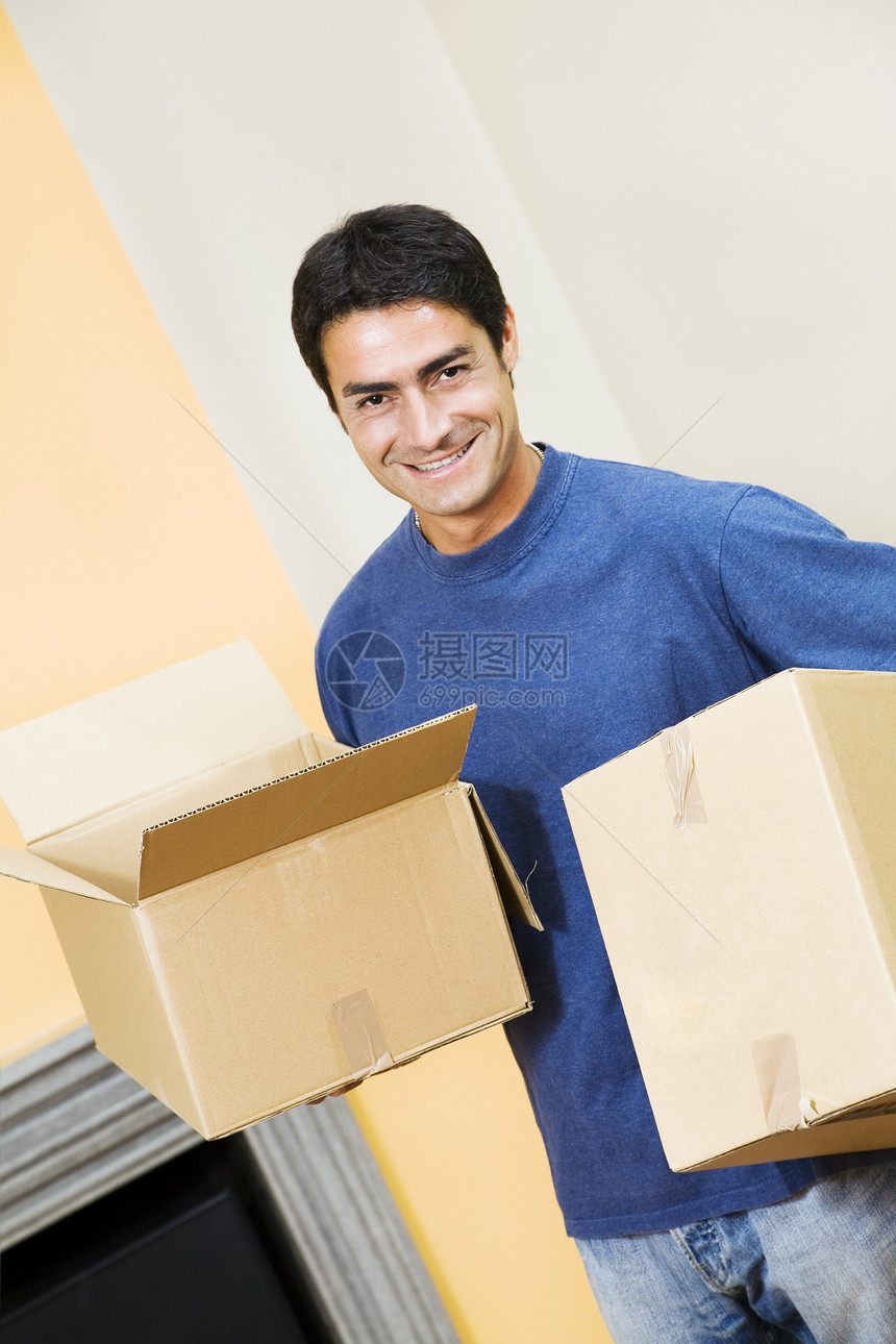 新建新房子箱子包装盒子家庭生活纸板盒成年年轻人休闲男子开箱图片