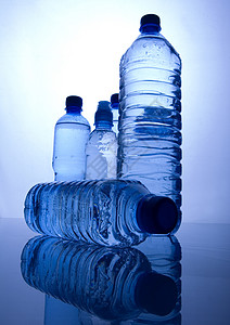 矿泉水瓶水壶蓝色塑料玻璃保健医学生活方式杯子瓶子高清图片