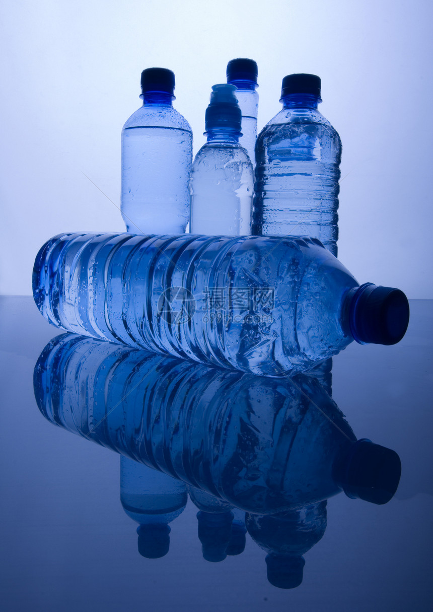 矿泉水瓶玻璃蓝色生活方式杯子保健瓶子医疗医学颜色矿物图片