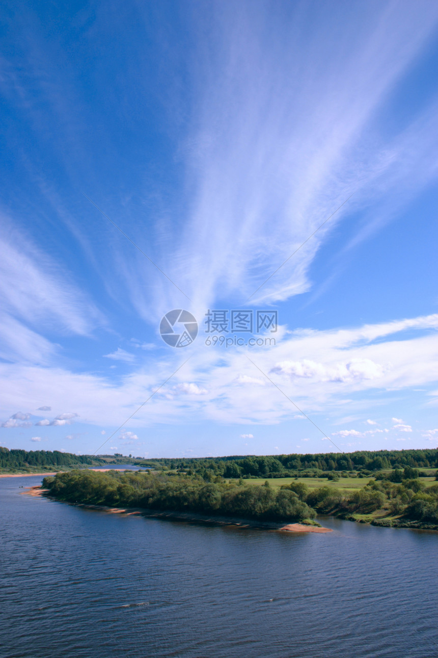 深蓝天空 河上云彩图片