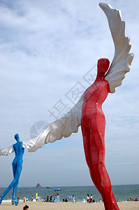 天使的翅膀海边的天使雕塑翅膀天空海滩飞行安全背景