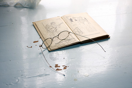经典书籍学校童话儿童故事图书桌子学习眼镜背景图片