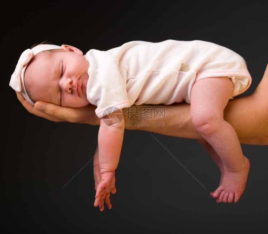 支持手孩子睡眠生活帮助女儿手臂父亲家庭童年婴儿期图片