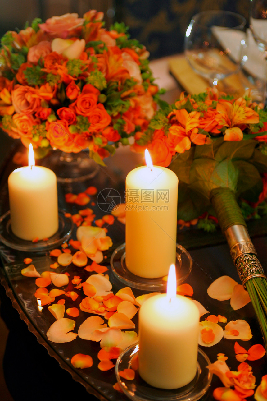 桌上的罗马甘蔗燃烧花瓣火焰静物烧伤花朵植物群蜡烛桌子橙子图片