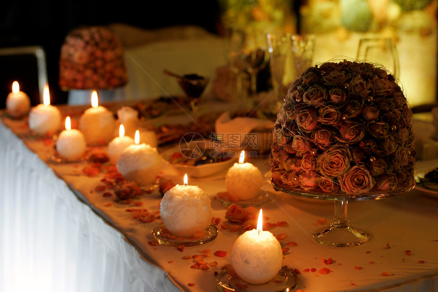 桌上的罗马甘蔗蜡烛植物群花朵亲密关系桌子静物辉光橙子火焰烧伤图片