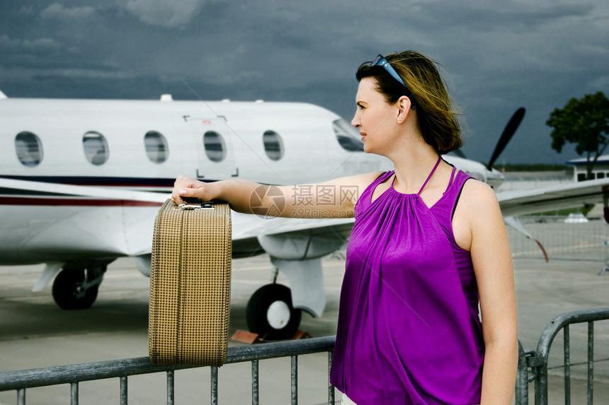 女性和女性旅行女士假期喷射飞机场裤子运输车轮螺旋桨成人图片