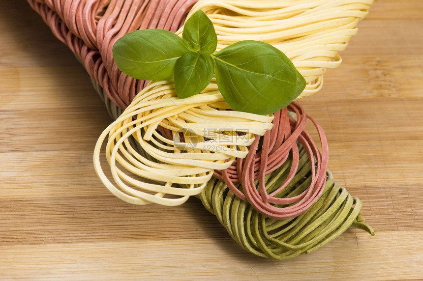 意大利面黄色菠菜食物旗帜生产午餐生活绿色食品三色图片