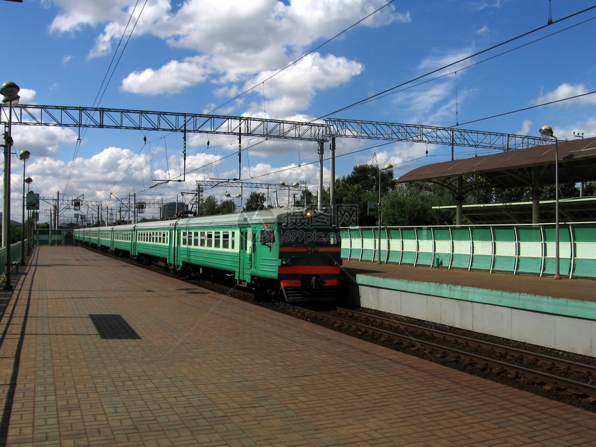 抵达火车铁路蓝色车站速度天空旅行技术运输乘客图片