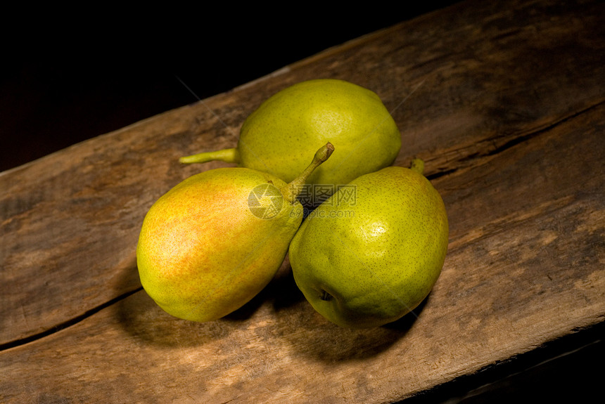 新鲜梨宏观静物营养桌子木头水果生物绘画食物作品图片