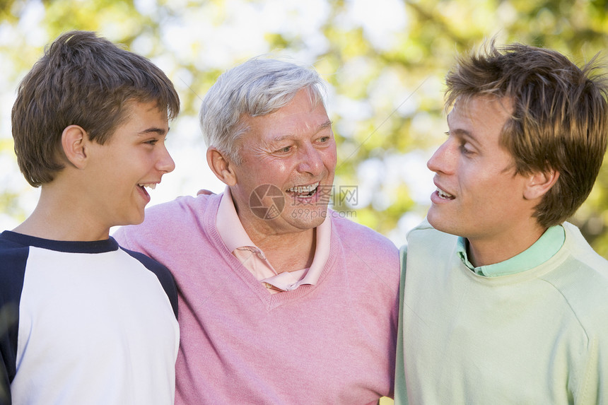 祖父与儿子和孙子微笑孩子公园老年农村男性男人男生父亲孙辈小男孩图片