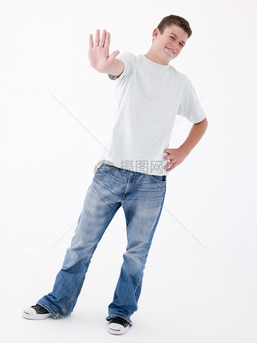 少年男孩手举手站立相机偏移男生倾斜情感双手偏移角对抗视角对抗性图片