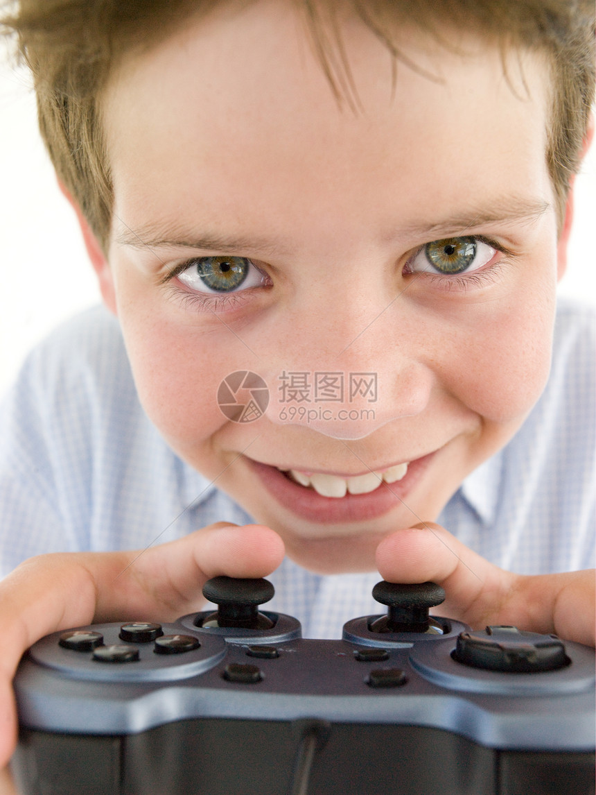 年轻男孩使用视频游戏控制器微笑手柄情感孩子享受男性头肩娱乐男生相机乐趣图片