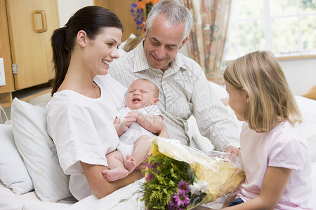 带着婴儿和家人在医院微笑的新母亲快乐的高清图片素材