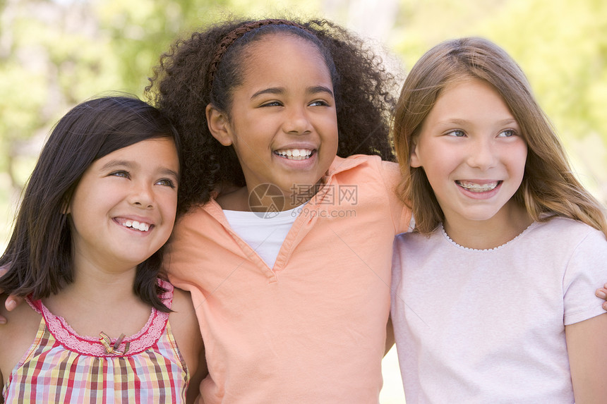 三个年轻女孩朋友在户外微笑公园童年最好的朋友友谊孩子朋友们长度水平拥抱女朋友图片