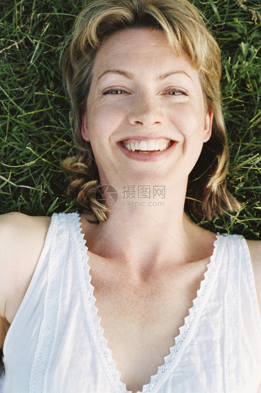 妇女躺在户外微笑着农村女性中年高架场地公园图片
