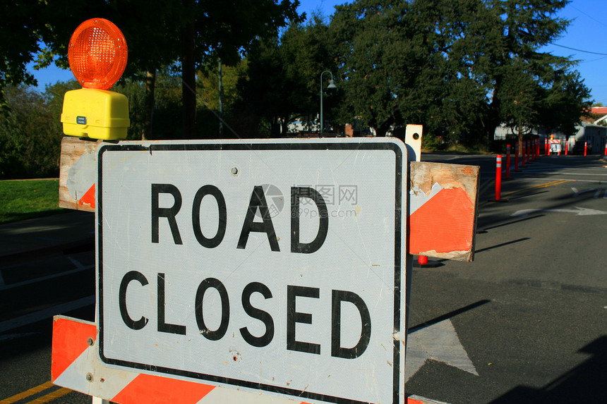 道路封闭标志公园橙子法律车道八角形灯塔警告字母天空街道图片