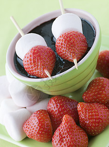 草莓和棉花糖加巧克力酱的棒子火锅食物孩子们水果巧克力儿童餐糖棒浆果糖果甜食背景图片