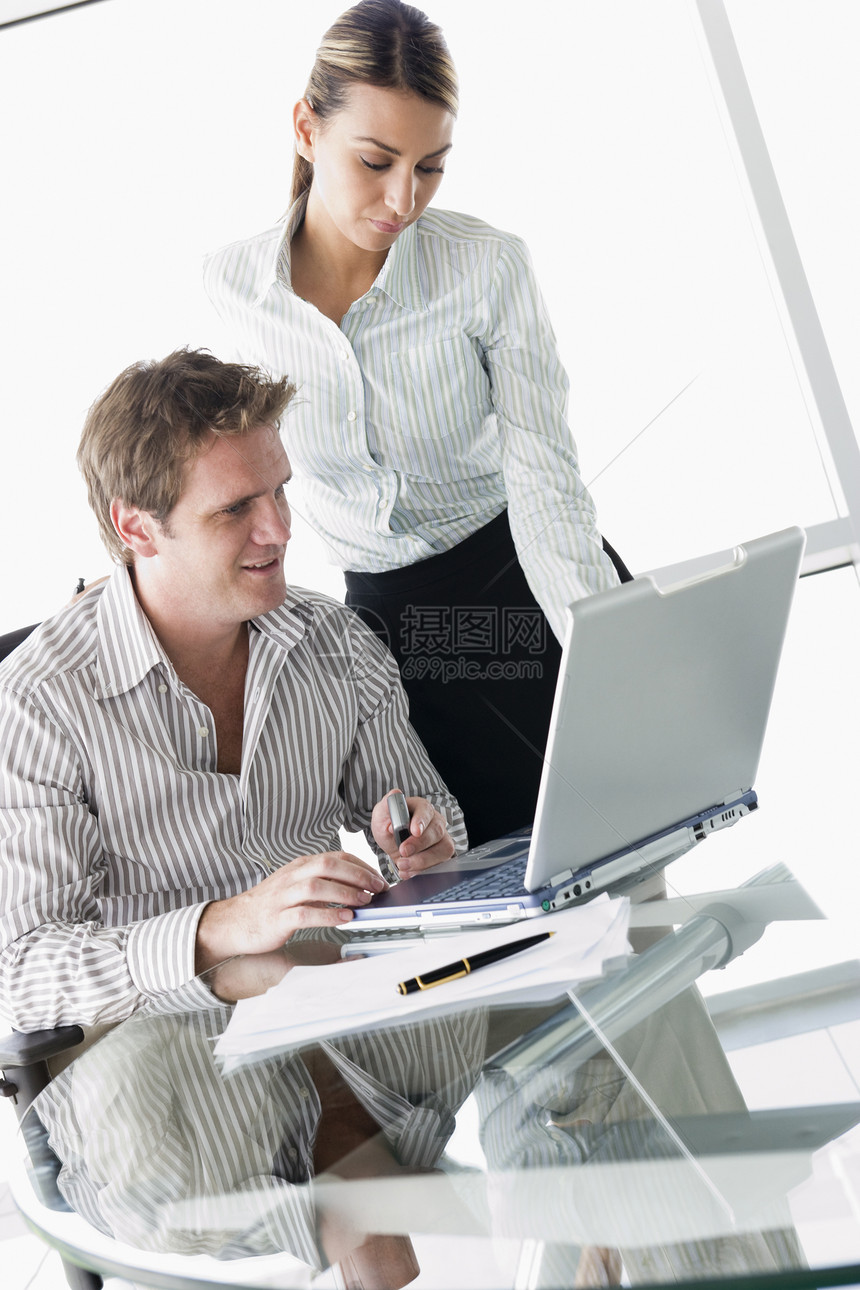 两名商务人员用笔记本电脑在客厅生意人服饰男人成人伙伴中年团队合作办公室人士图片