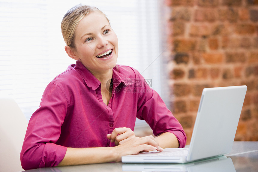 拥有笔记本电脑笑的现任女商务人士水平商务人士女性女士职场世代中年技术服饰图片