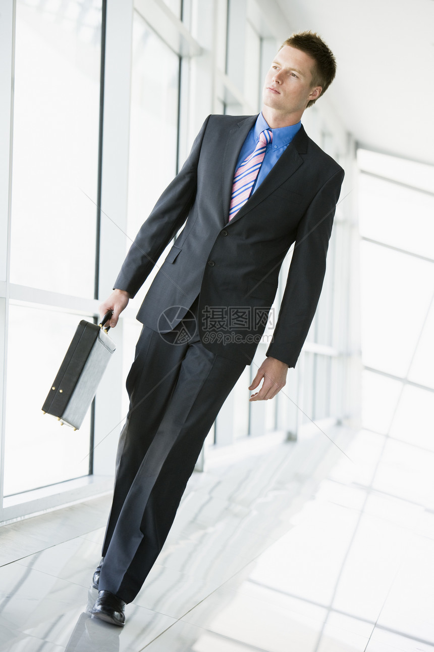 商务人士在走廊中行走男人门厅视角偏移角业务大厅商业年轻人倾斜视图图片