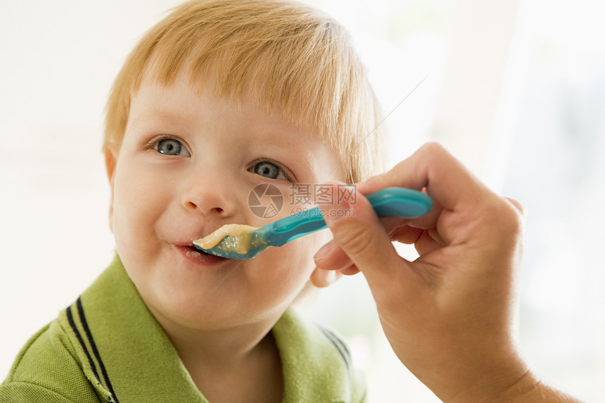 供母喂幼童婴儿食物健康饮食食品享受头肩双手男生饮食男性孩子妈妈图片