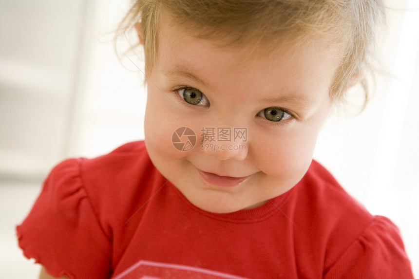 婴儿在室内微笑样子水平头肩儿童孩子女性女孩孩子们图片