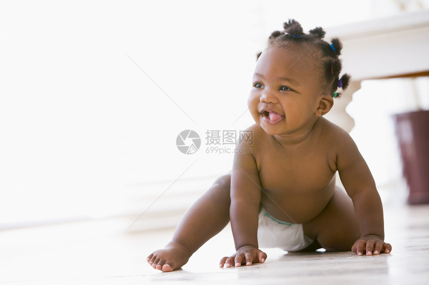 婴儿在室内爬动时微笑着笑容水平女孩样子尿布女性纸尿裤图片