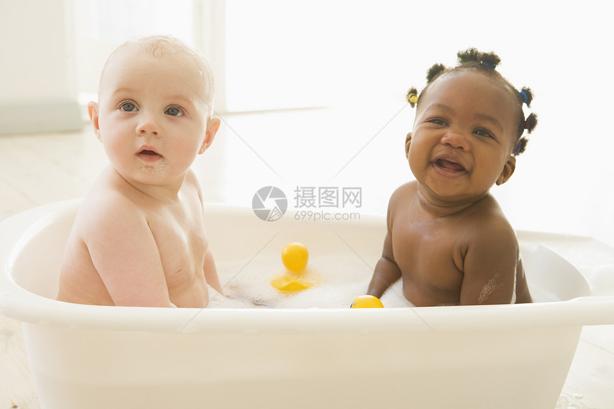 两个婴儿泡泡浴男性气泡女孩们两个人男生小男孩浴缸孩子女性朋友们图片