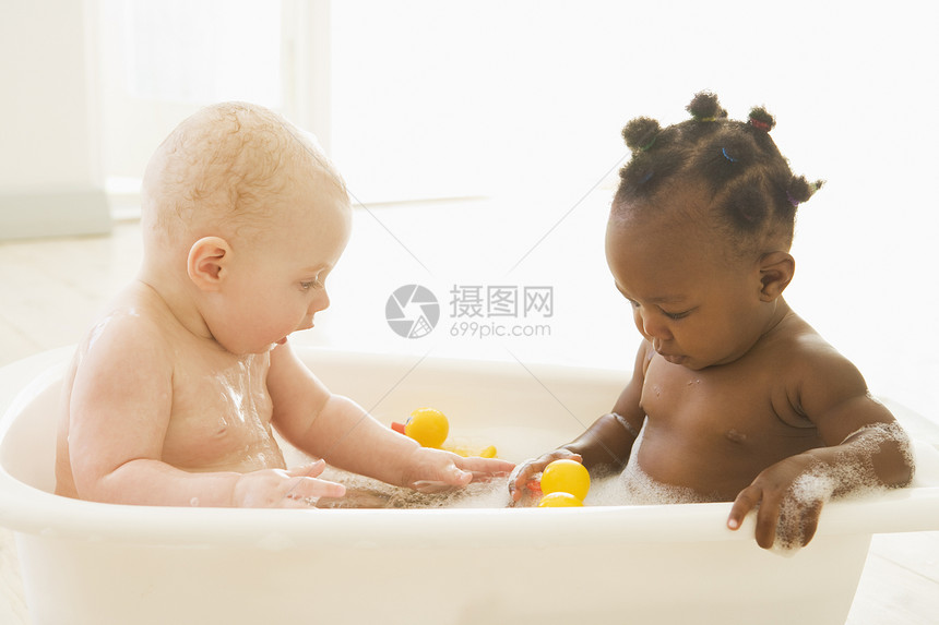 两个婴儿泡泡浴气泡童年男生两个人孩子们朋友们浴室女孩小男孩孩子图片