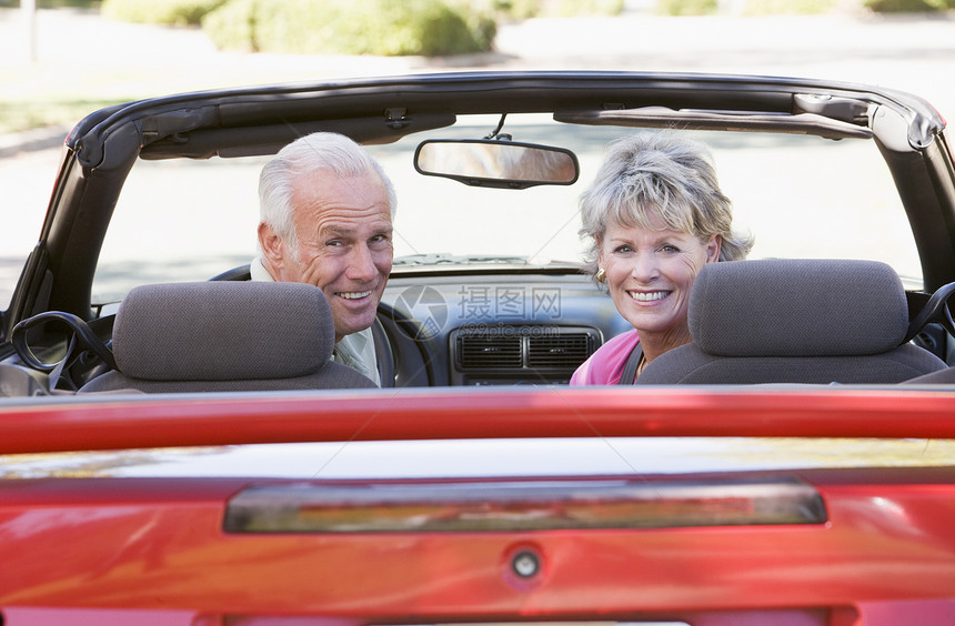 夫妇在可兑换汽车上微笑退休夫妻摩托车男性妻子敞篷车水平女士男人软顶图片