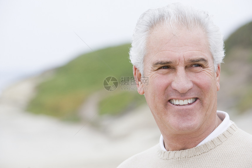 海滩上的男人微笑退休水平女性图片