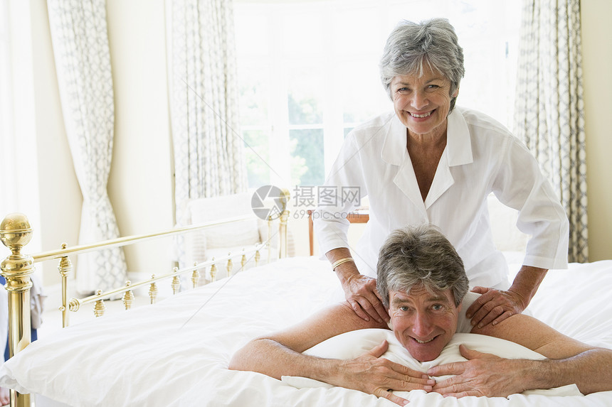 接受妇女按摩的男男子水平男性妻子丈夫睡衣苏醒两个人卧室退休男人图片