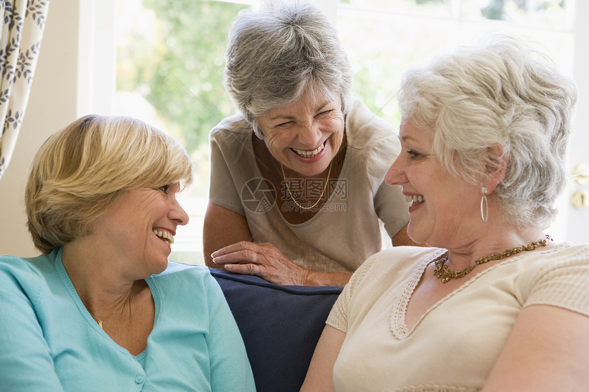3名妇女在客厅聊天和微笑图片