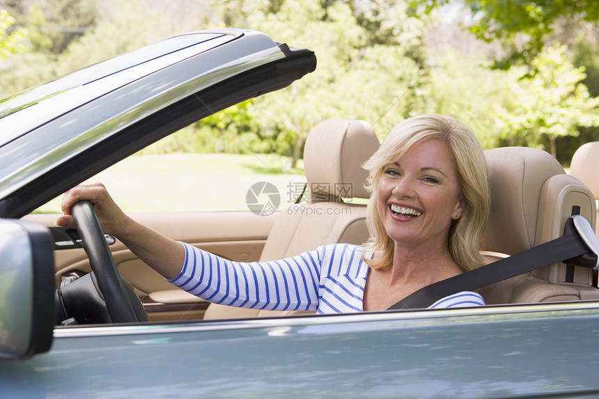 坐在可兑换汽车上的妇女笑着成人女士农村敞篷车男性水平中年软顶婴儿摩托车图片