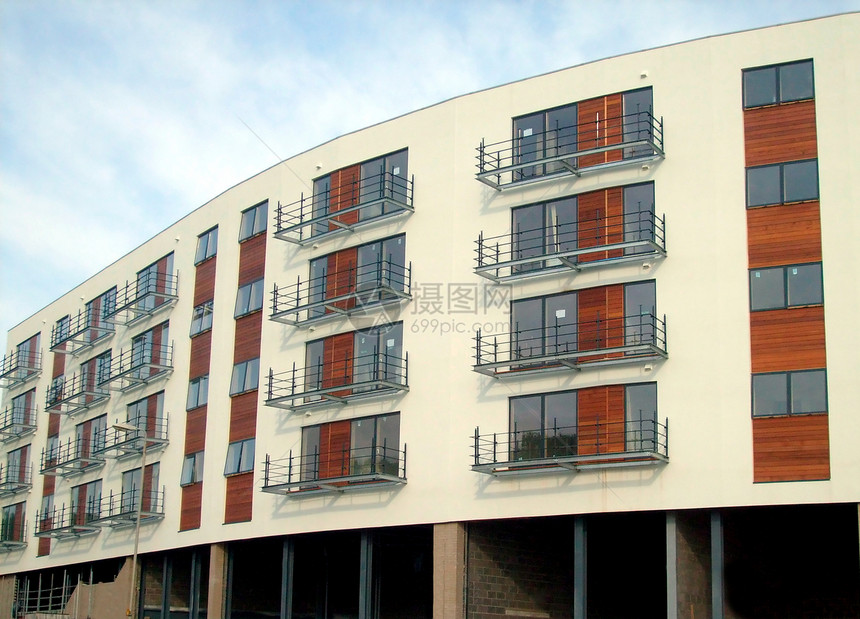 新的现代公寓楼风景阳台天空财产建筑学住宅建筑住房城市蓝色图片