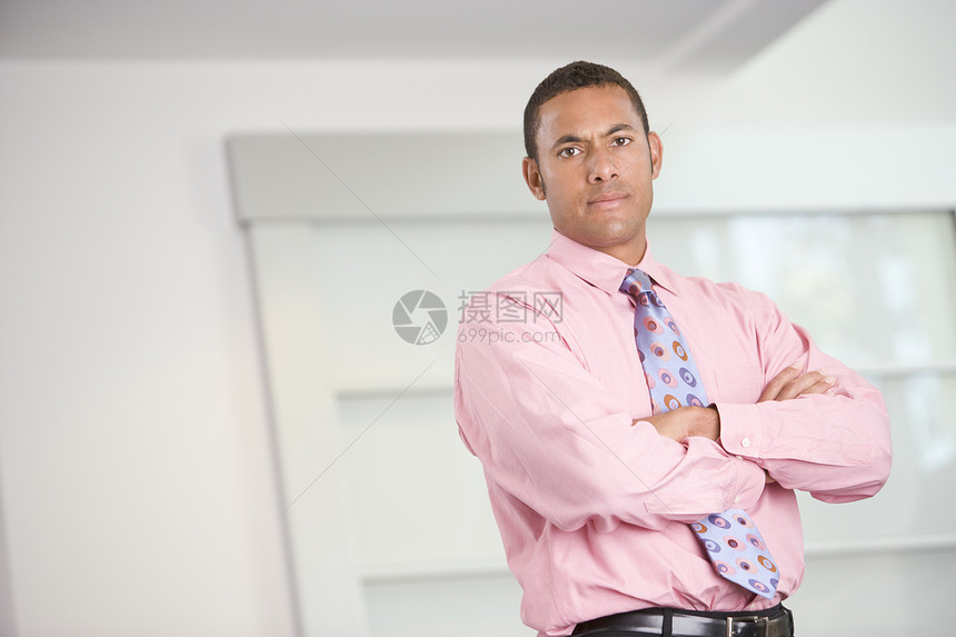 商务人士在室内站立办公室微笑商业男人工作相机中年职场水平时间图片