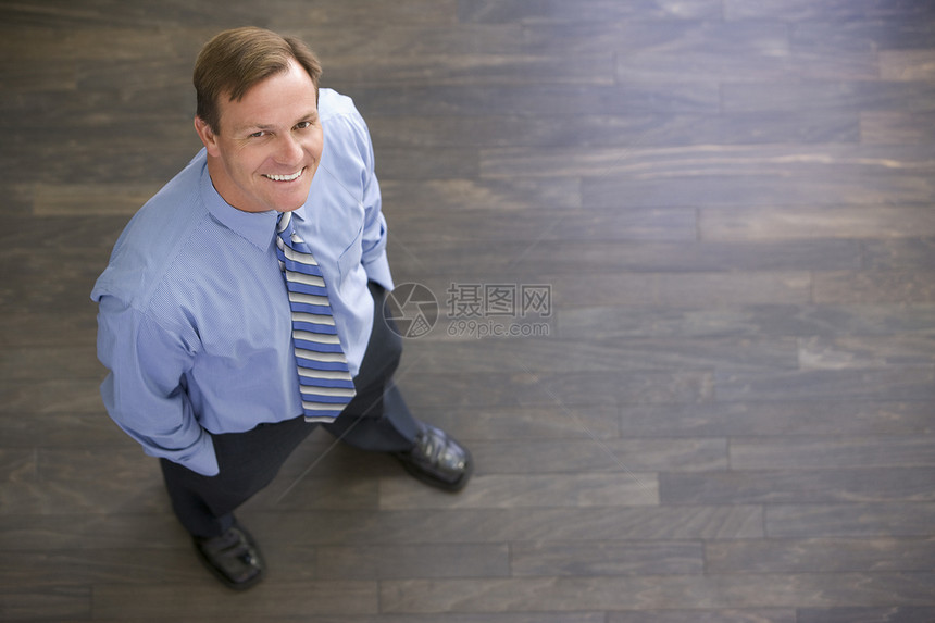 商务人士站在室内微笑着笑商业相机工人成人办公室生意人职场水平男人门厅图片