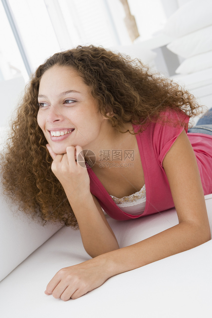 睡在起居室的妇女女子水平家庭微笑休息室客厅沙发长椅女性图片