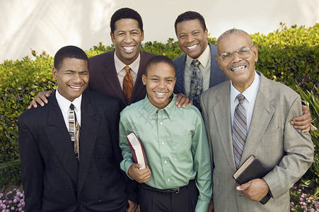 教会家庭成年人青少年男人男生群像人像眼神半身伙计们黑人背景图片