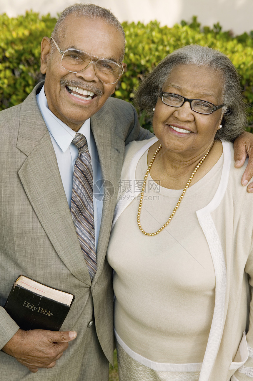 微笑的老基督徒夫妇图片