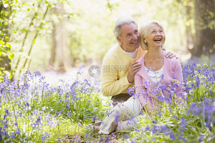 夫妻坐在户外 鲜花微笑女性两个人男性女士退休水平野花男人享受森林图片