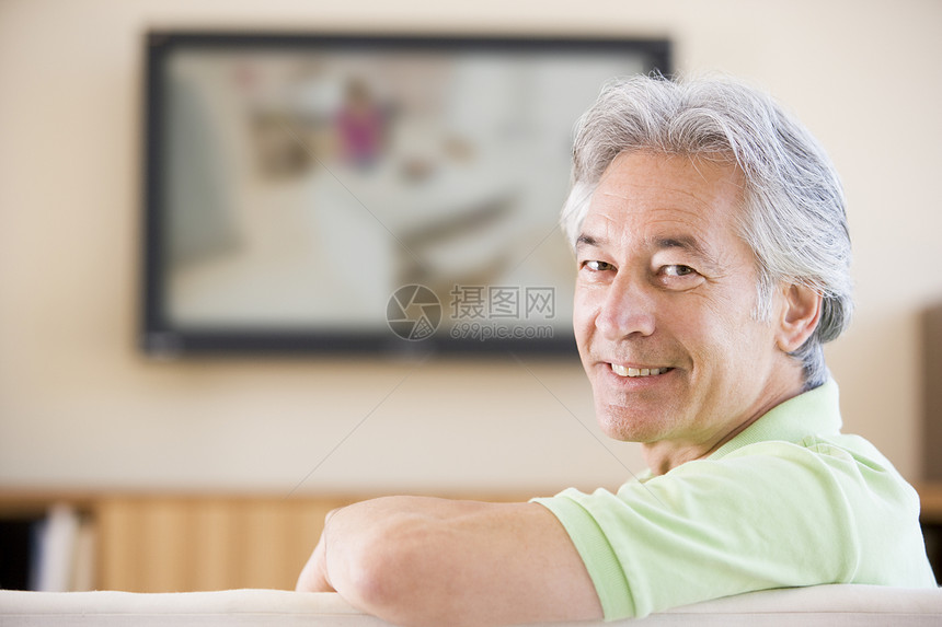 男人在看电视时微笑图片