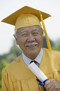 高级研究生帽子学术长袍风俗礼服文凭校友成年人活动庆祝60-65岁高清图片素材