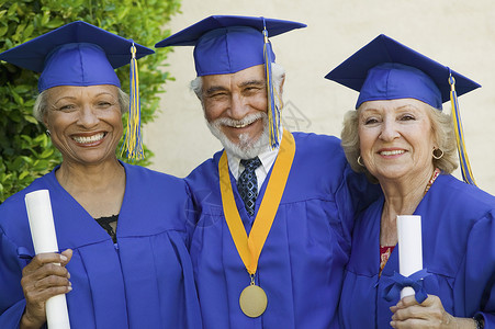 高级毕业生长者毕业典礼长袍种族仪式黑人蓝色衣服校友庆祝65-70岁高清图片素材