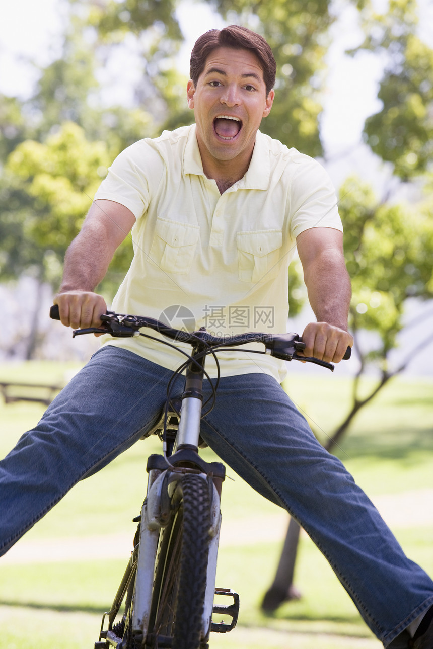 男人在户外骑着单脚自行车图片