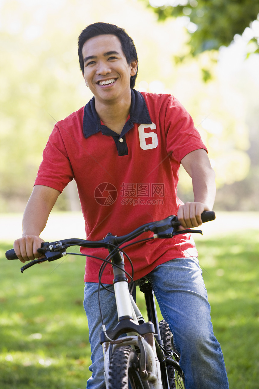 骑自行车的户外男人微笑着享受活动农村男性公园相机山地骑术爱好图片